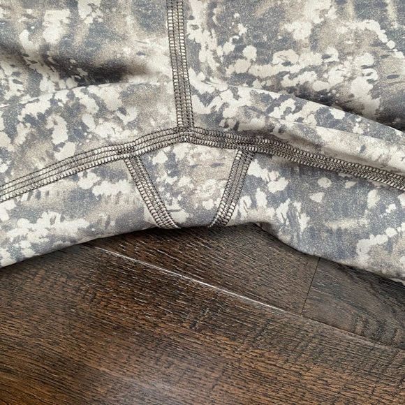 Lululemon Invigorate Gritstone White Opal Multi 25” inseam sz 6 Leggings - Picture 10 of 11